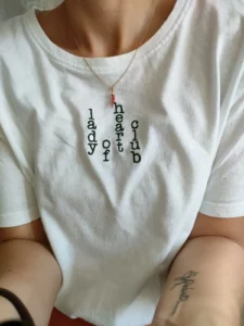 broderie texte personnalisé original sur t shirt