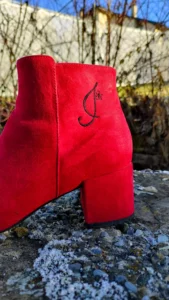 broderie lettre prenom sur chaussure bottines en daim