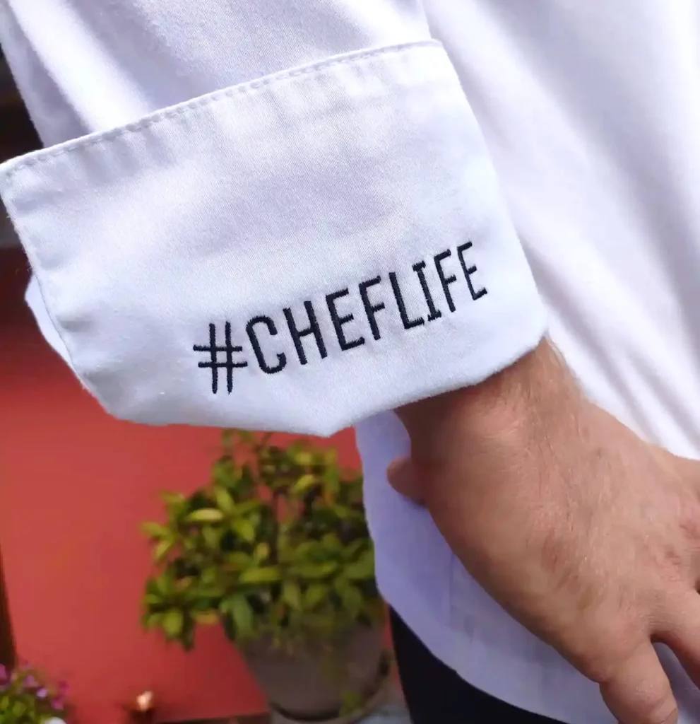 broderie personnalisée originale sur la manche d'une veste de cuisine professionnelle