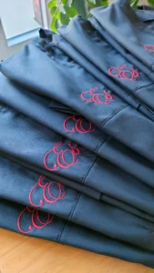 Logo brodé sur du textile